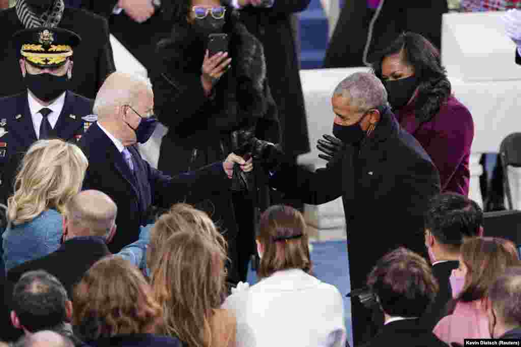 АКШнын мурдагы президенти Барак Обама жаңы президент Жо Байденди куттуктап жатат. Алар коронавирус шартындагы ишараны жасап, колдорун тийгизишти.
