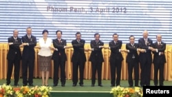 Президенты и премьер-министры стран-участниц АСЕАН на 20-м саммите этой организации в Пномпене. 3 апреля 2012 г