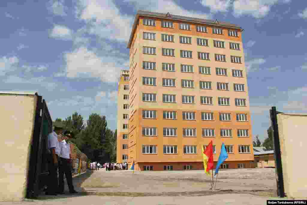 Бишкек шаарында курулуп бүткөн тогуз кабаттуу эки үйдөн 81 кызматкер кызматтык турак алды.