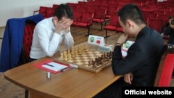 Чемпион Европы по шахматам Эрнесто Инаркиев (слева) и чемпион Китая Вэй И