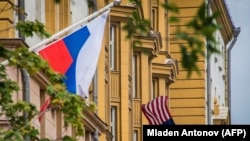 Ресейдің Вашингтондағы елшілігінің алдындағы Ресей мен АҚШ тулары (Көрнекі сурет).