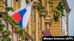 Российский и американский флаги вблизи посольства США в Москве. 31 июля 2017 года.