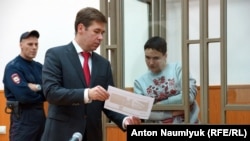 Надія Савченко та один з її адвокатів Ілля Новиков в суді, архівне фото