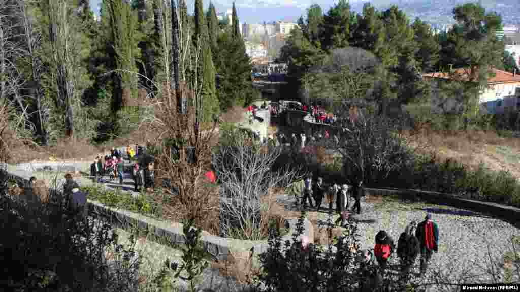 Posjetioci u koloni ulaze na Partizansko groblje
