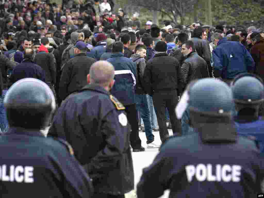 Serbët përleshen me policinë - Ndërprerja e furnizimit me energji elektrike ishte bërë shkak i protestave serbe në fshatin Shillovë të Komunës së Gjilanit. Ato kishin eskaluar në përleshje në mes të protestuesve dhe pjesëtarëve të Policisë së Kosovës. 