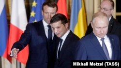 Volodimir Zelenski și Vladimir Putin (în prim-plan) la Paris 