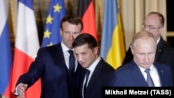 Слева направо: президент Франции Эммануэль Макрон, президент Украины Владимир Зеленский и президент России Владимир Путин. Париж, 9 декабря 2019 года.