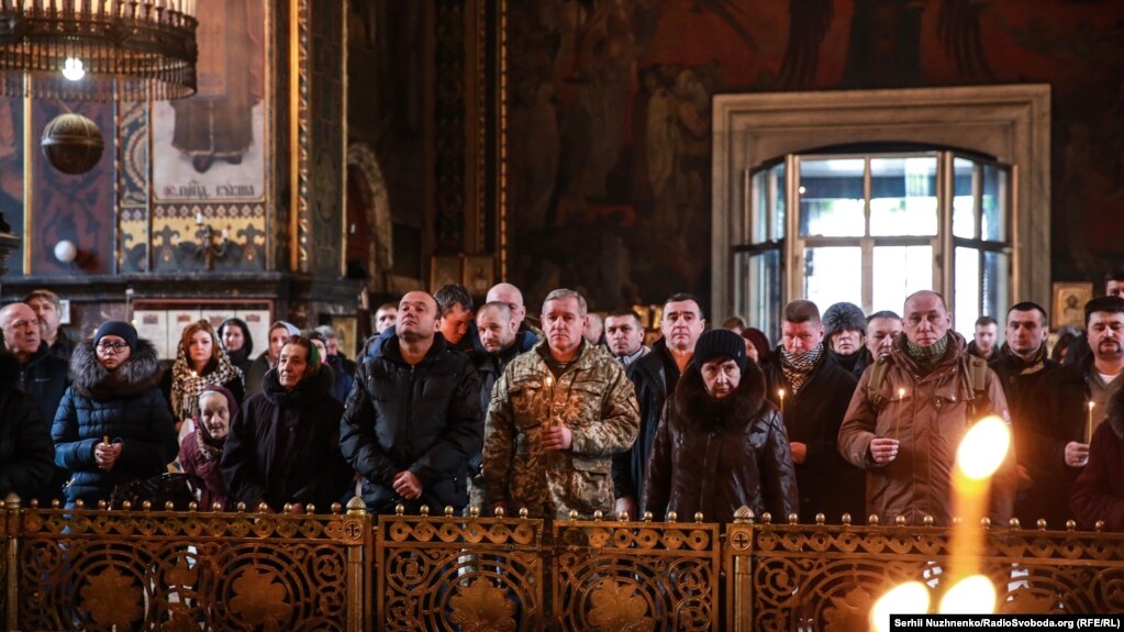 У службі взяли участь «кіборги», рідні загиблих оборонців ДАПу, бійці різних підрозділів і добровольчих батальйонів та волонтери