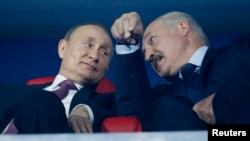 Президент Росії Володимир Путін (ліворуч) і президент Білорусі Олександр Лукашенко. Мінськ, 30 червня 2019 року 