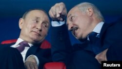 Vladimir Putin (solda) və Alyaksandr Lukashenka