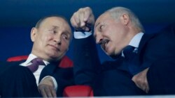 Vladimir Putin (solda) və Alyaksandr Lukashenka