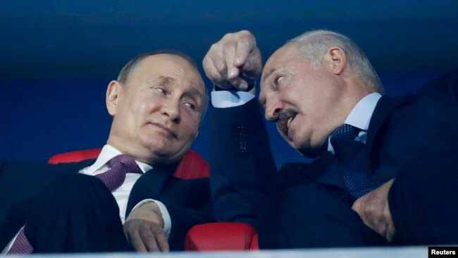 Russian President Vladimir Putin (left) with his Belarusian counterpart Alyaksandr Lukashenka (file phto)