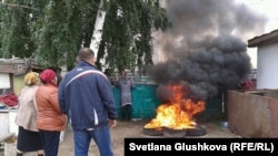 Пожар во дворе сносимого дома, принадлежащего участнице акции протеста Алтын Червалиевой. Астана, 15 августа 2014 года. 