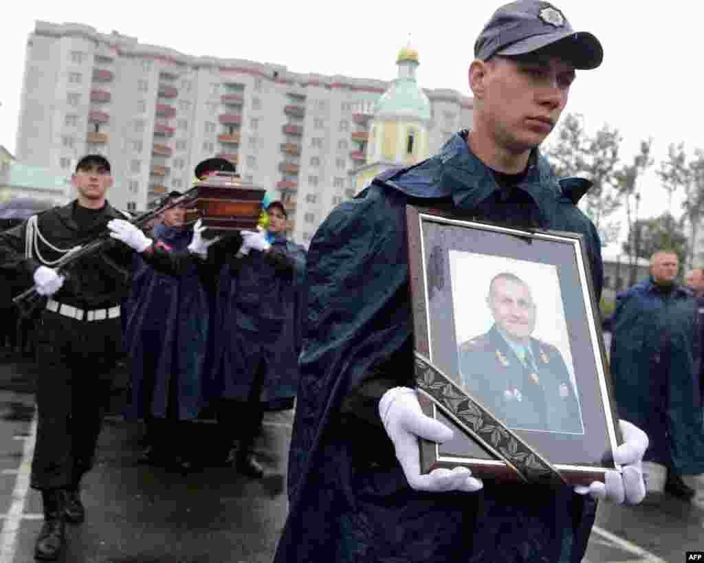 Похороны украинского генерала Сергея Кульчицкого, погибшего в вертолете, сбитом сепаратистами под Славянском 29 мая этого года