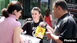 Armenia - An anti-smoking campaigner talks to passersby in Yerevan, 31May2011.