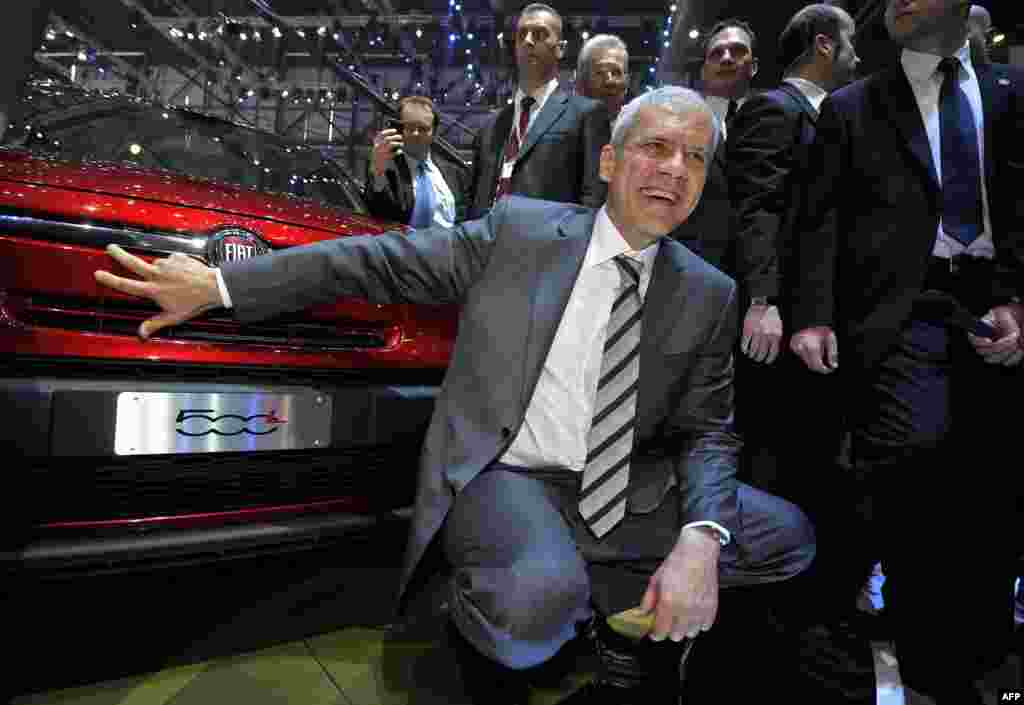 Švicarska - Predsjednik Srbije Boris Tadić na prezentaciji novog FIAT-ovog modela auta, Ženeva, 06.03.2012. Foto: AFP / Fabrice Coffrini