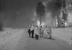 Охваченные огнем здания в пригороде Хельсинки.