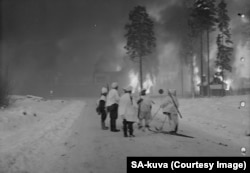 Clădiri în flăcări, într-o suburbie a capitalei Helsinki