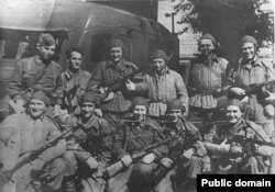 Константин Пастаногов (вверху справа) с сослуживцами