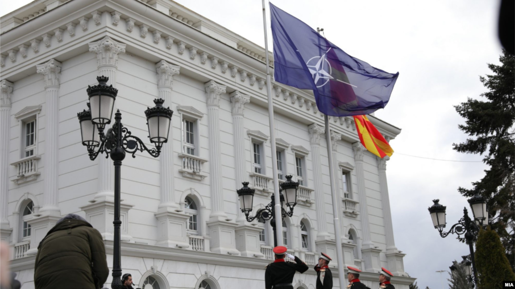 МАКЕДОНИЈА - На свечена церемонија, пред Владата беше подигнато знамето на НАТО. Премиерот Зоран Заев истакна дека веќе никој не смее да нè блокира и дека крајна цел е европеизација на нашата земја.