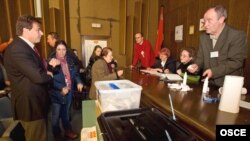 Шефот на мисијата на ОБСЕ Хозе Луис Хереро на избирачко место во Тетово