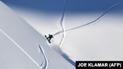 Ще 8 березня 2020 року на гірськолижному курорті Фібербрунн в Австрії американець Деві Бейрд показував снуобордистський клас під час четвертого етапу змагань Всесвітнього фрі-райд туру. 