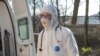 Медичний працівник в спецкостюмі біля інфекційного відділення Олександрівської клінічної лікарні, Київ, 25 березня 2020 року