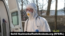 Медичний працівник у спецкостюмі біля інфекційного відділення Олександрівської клінічної лікарні, Київ, 25 березня 2020 року 