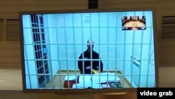 Ильдар Дадин на видеосвязи в зале Верховного суда России, который отменил его приговор 22 февраля 2017