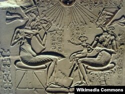 Эхнатон, Нефертити и их дети