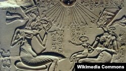 Древнегипетский рельеф, на котором изображены царь Акхенатен, Нефертити и их дети