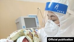 Ташкент перзентханасындағы медқызметкер және жаңа туған сәби.