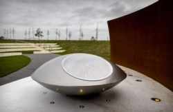 Мемориал памяти жертв катастрофы "Боинга" недалеко от амстердамского аэропорта Схипхол