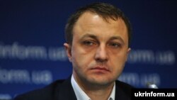 У 2014–2019 роках Тарас Кремінь був народним депутатом від «Народного фронту»