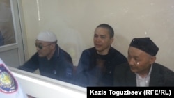 Подсудимые по «делу джихадистов» (слева направо): Оралбек Омыров, Алмат Жумагулов и Кенжебек Абишев. Алматы, 7 сентября 2018 года.