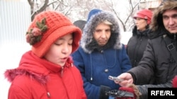 На последней акции протеста с петицией к властям обращалась 11-летняя девочка Аян Кольбай. Алматы, 23 декабря 2008 года. 