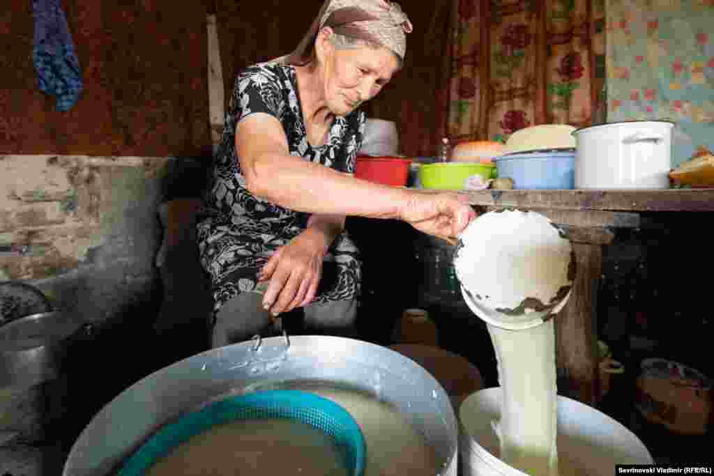 Сыворотку сливают – она еще пригодится.