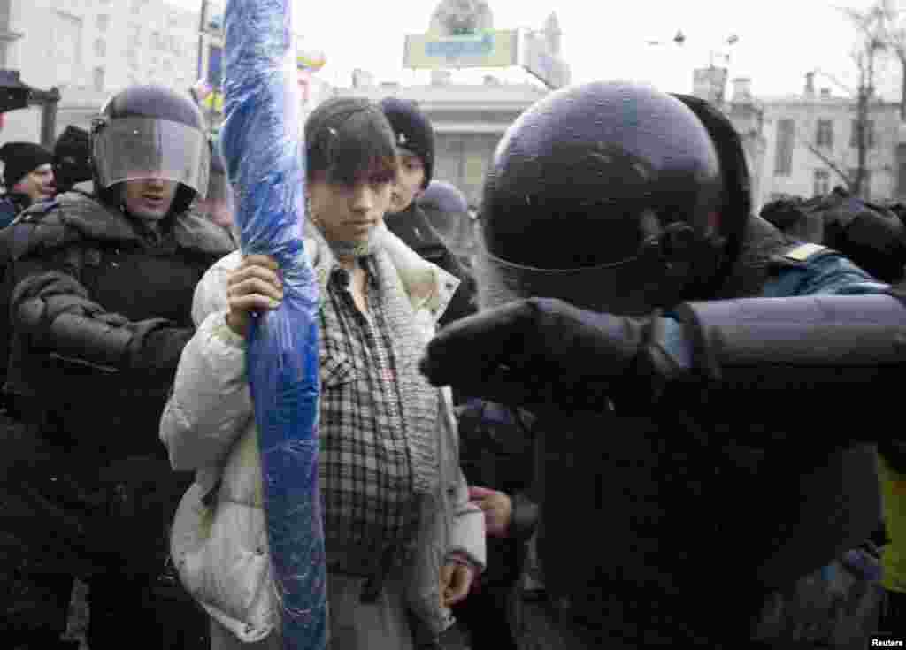 Riot police detain a pregnant Nadezhda Tolokonnikova (center) during a dissenters&#39; march in Moscow in March 2008.