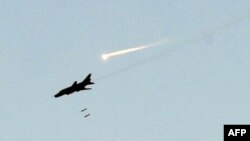 Літак сирійських урядових сил під час одного з попередніх бомбардувань міста Мааррат-ан-Нууман 19 жовтня 2012 року