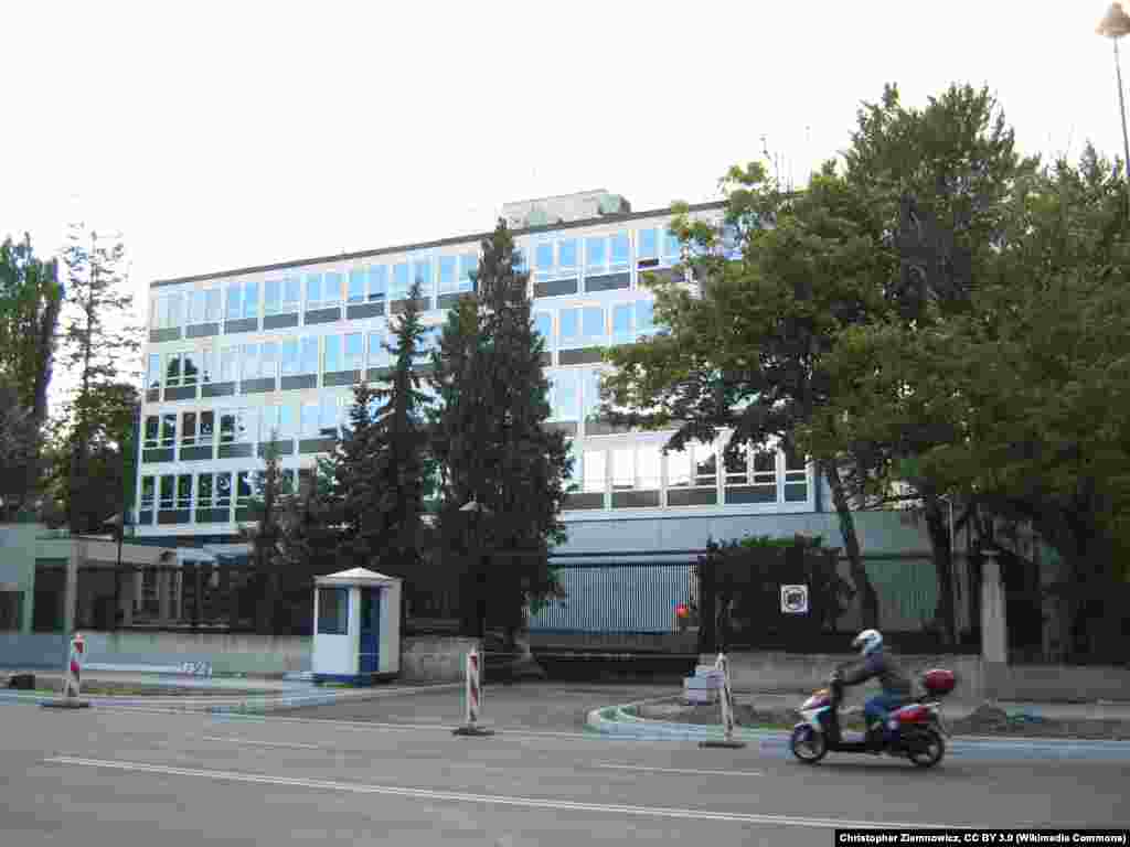 У Варшаве амбасада ЗША месьцілася ў шмат якіх месцах, у тым ліку у палацах Замойскіх, Бурбона, Патоцкіх. Цяперашні будынак яна атрымала ў 1967 годзе