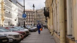 Медик на улице в Петербурге