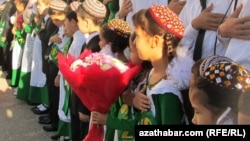 Türkmenistanyň döwlet mediasyna görä, şu ýyl ýurduň orta mekdeplerine 142 müňden gowrak çaganyň birinji synpa barmagyna garaşylýar. 