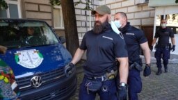 Въоръжени служители на Бюрото за защита на свидетелите излизат от президентската институция, 9 юли 2020 г.