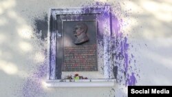 In Simferopol, unknown individuals splashed purple paint on Stalin's commemoration plaque on May 18.