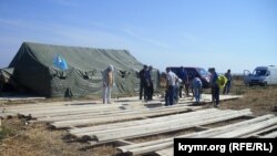 Намет на Кримському майдані поблизу пункту пропуску «Чонгар»