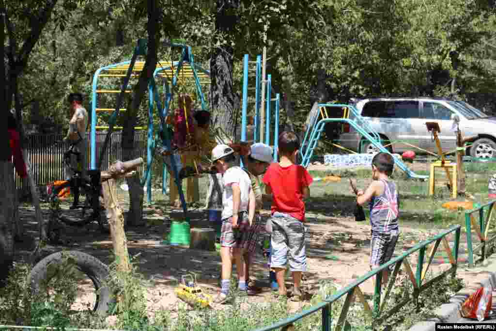 По данным городского акимата, по программе "Алматинские дворы", начатой в 2005 году, отремонтировано около двух тысяч дворов. На фото: дети на одной из отремонтированных площадок.