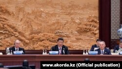 Президент России Владимир Путин (первый слева), китайский лидер Си Цзиньпин (в центре) и экс-президент Казахстана Нурсултан Назарбаев на саммите "Один пояс – один путь" в Пекине, 27 апреля 2019 года.