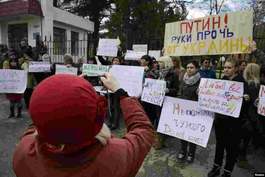 Симферополехь Зазадоккху-беттан 3-чу дийнахь мехкарша пикет йира Украинин эскархошна гIортор еш. &nbsp;