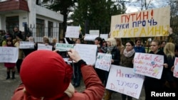 Антивоенный проукраинский пикет в Симферополе, 5 марта 2014 года