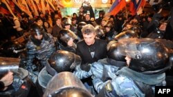 სპეცრაზმელებით გარშემორტყმული ბორის ნემცოვი მოსკოვში, 2011 წლის დეკემბერი